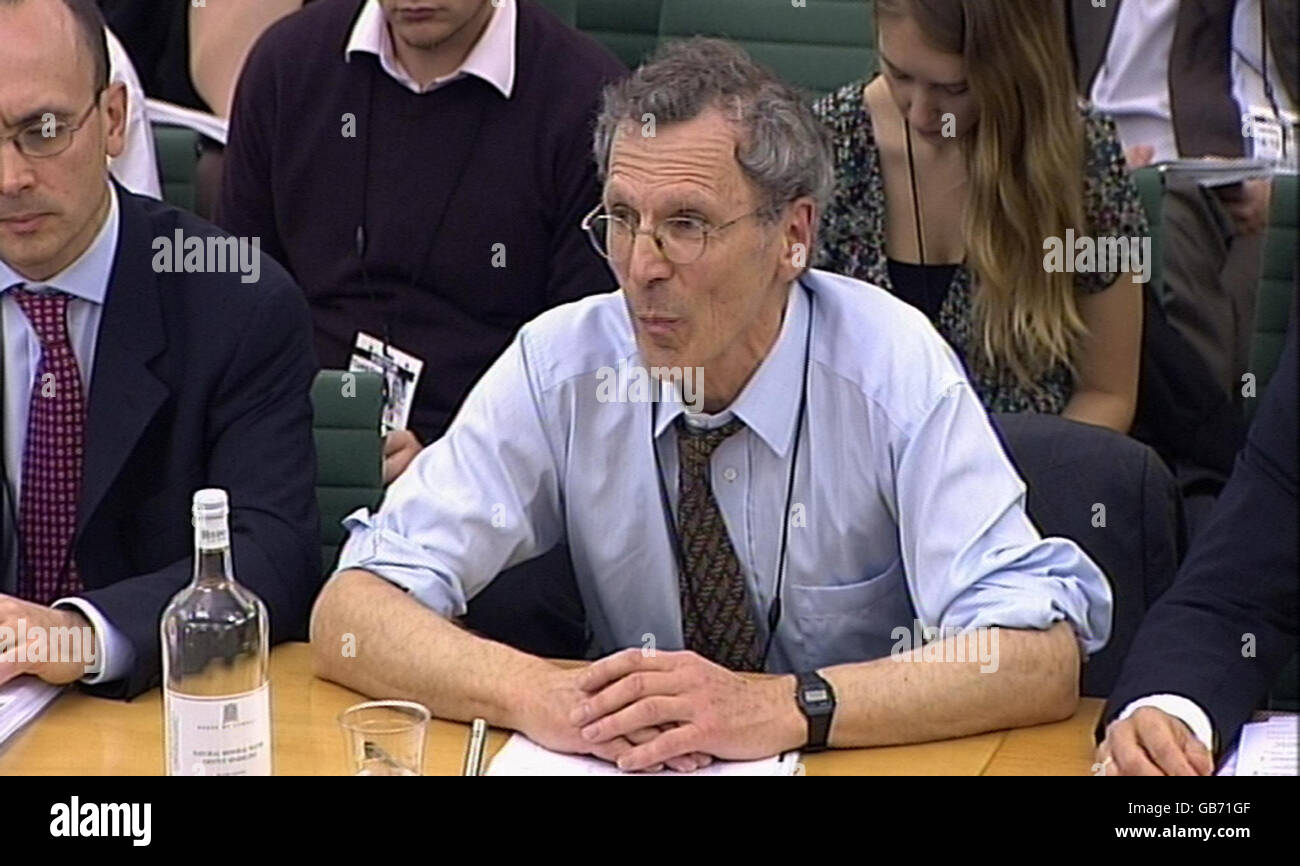 Professor John Muellbauer FBA, vom Nuffield College, spricht während der Sitzung des Treasury Select Committee zur Ökonomie des Wohnungsmarktes im House of Commons im Zentrum von London. Stockfoto