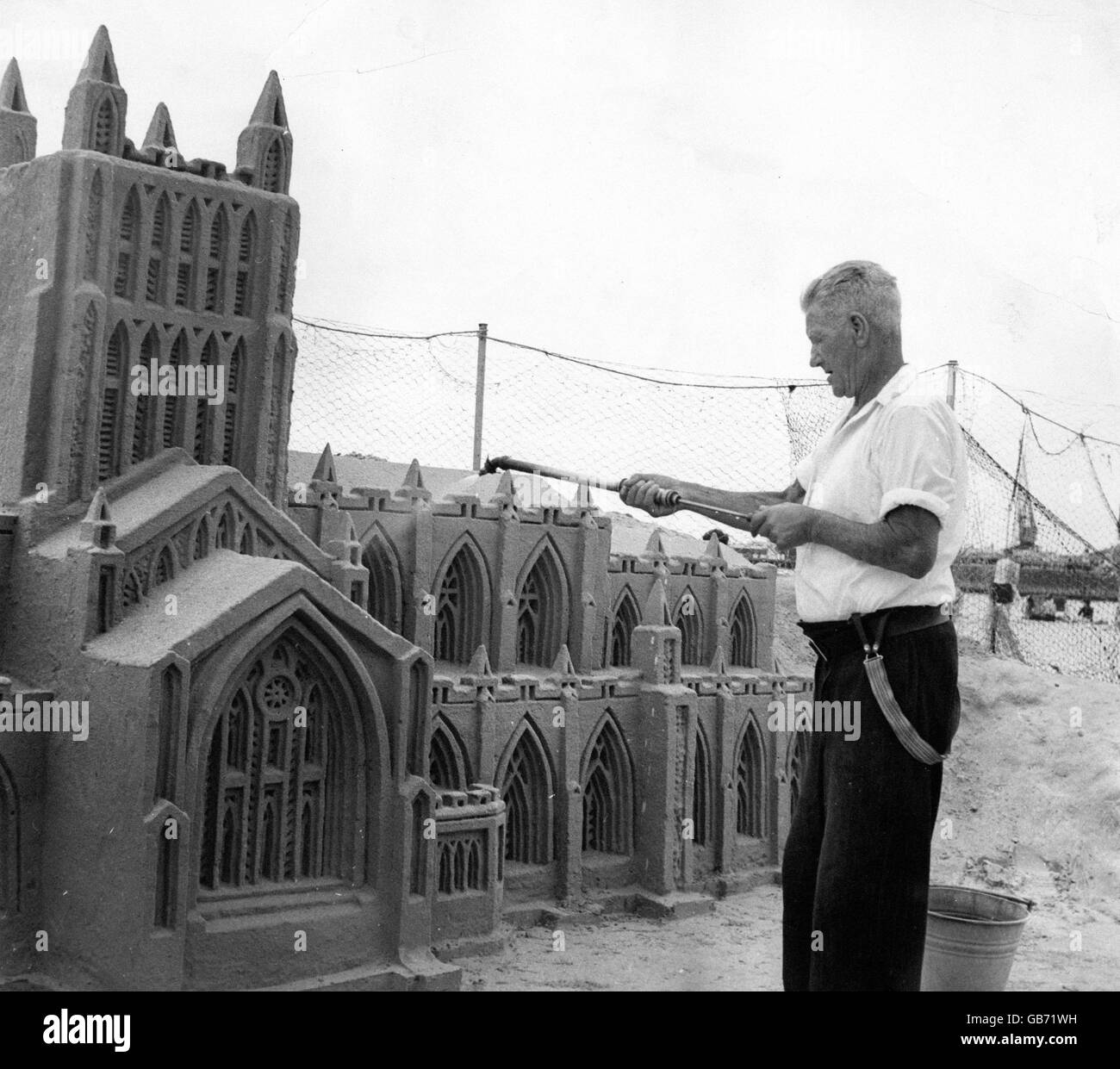 Eine Replik der Gloucester Cathedral ist ein großer Job für Jack Dicken. Es muss jede Stunde mit Wasser besprüht werden, um zu verhindern, dass es auseinander fällt, aber er hofft, es für drei Monate in einem Stück zu halten. Stockfoto