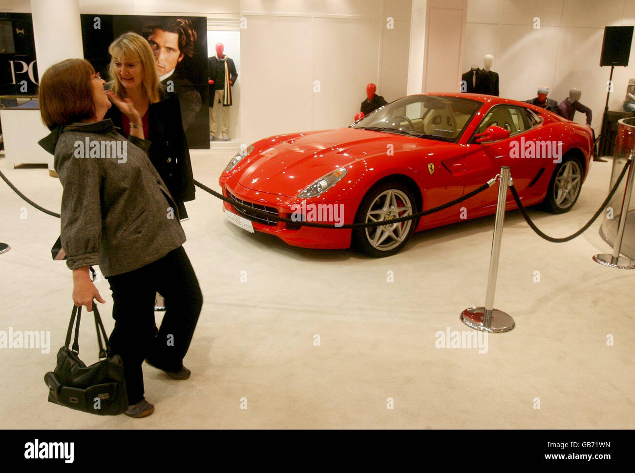 Käufer im Kaufhaus Brown Thomas in Dublin sehen teure Sportwagen an dem Tag kündigt Finanzminister Brian Lenihan sein Budget für 2009 an. Stockfoto