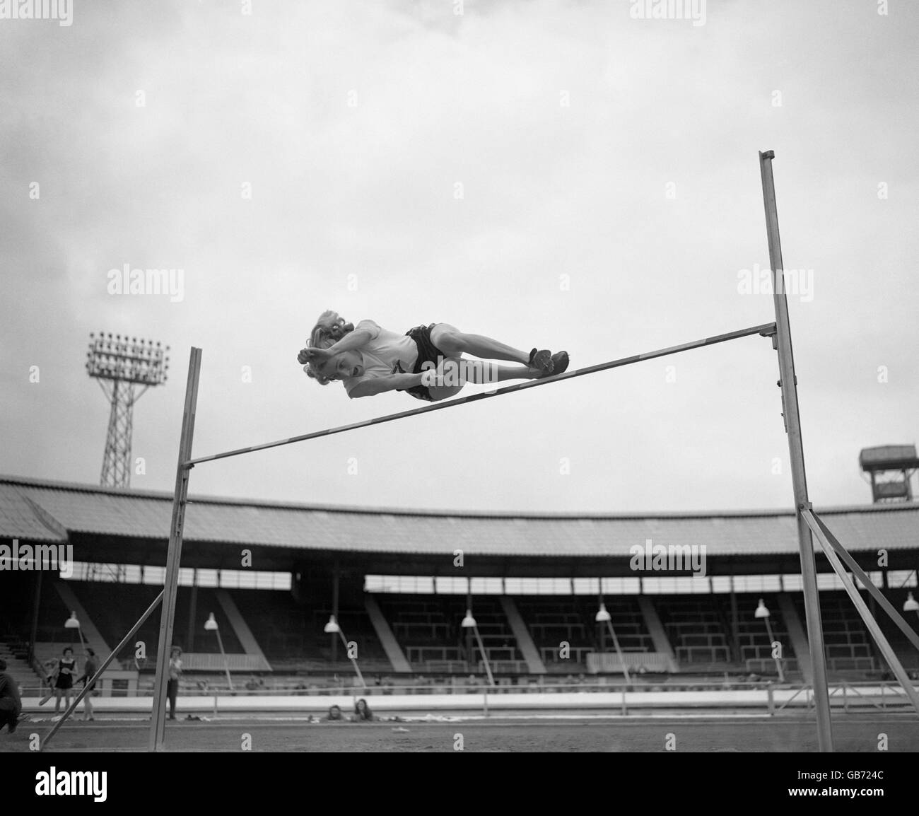Dorothy Tyler übt die neue Art des Sprüngens, die westliche Rolle genannt wird. Stockfoto