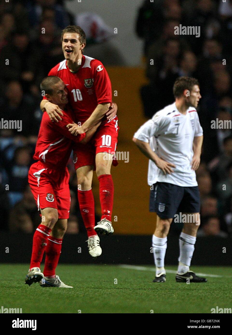 Aaron Ramsey (Nr. 10) aus Wales feiert das Scoring des Equalizers IT 1-1 Stockfoto