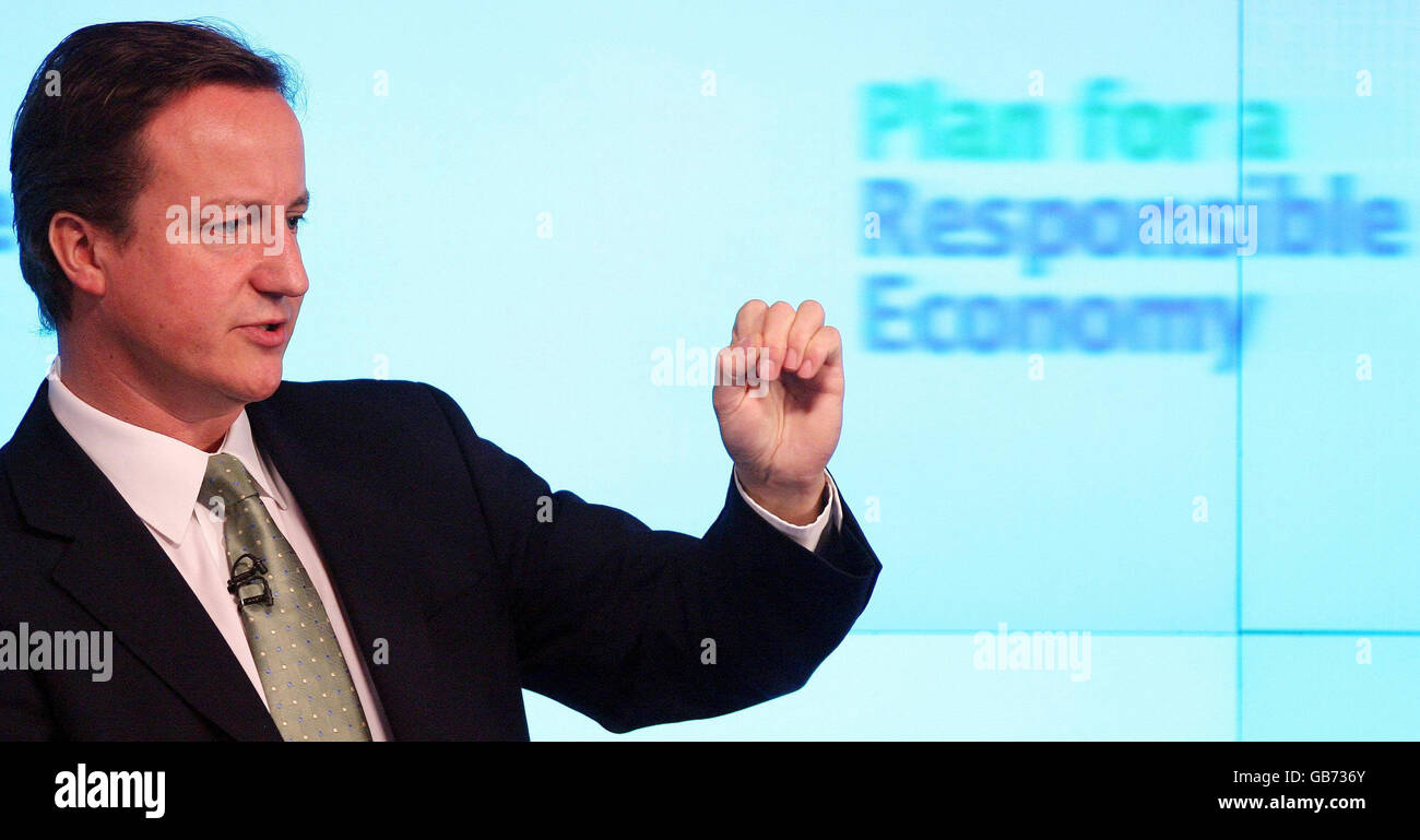 Wirtschaftskrise. Der konservative Führer David Cameron hält eine Rede über die Wirtschaft bei Bloomberg in London. Stockfoto