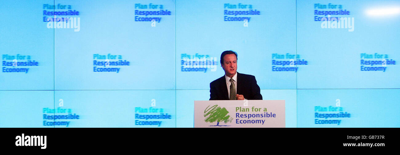 Der konservative Führer David Cameron hält eine Rede über die Wirtschaft bei Bloomberg in London. Stockfoto