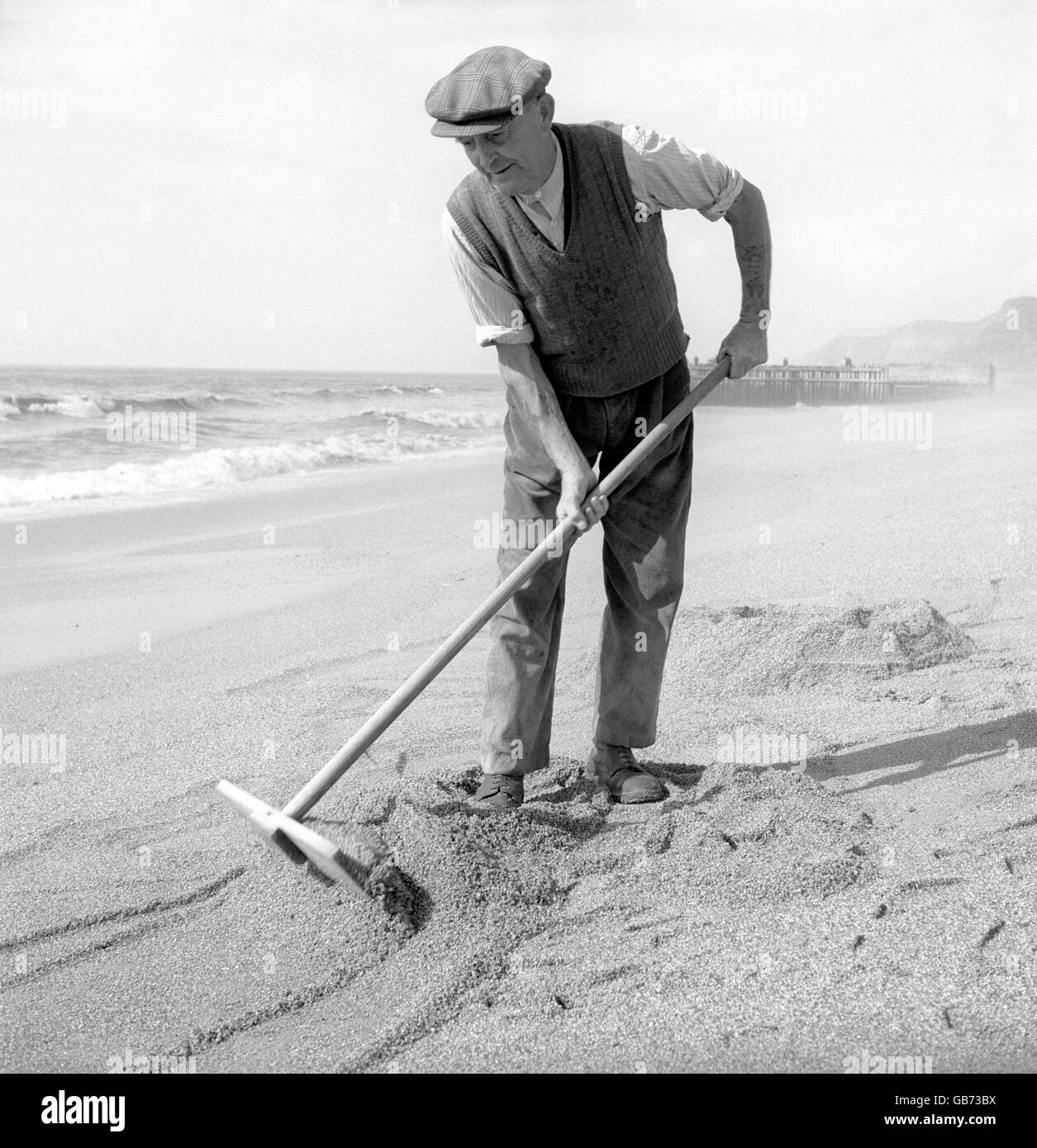 Fred Tuck hat den Kies am Strand von West Bay, Bridport, seit über 48 Jahren verschrottung. Stockfoto