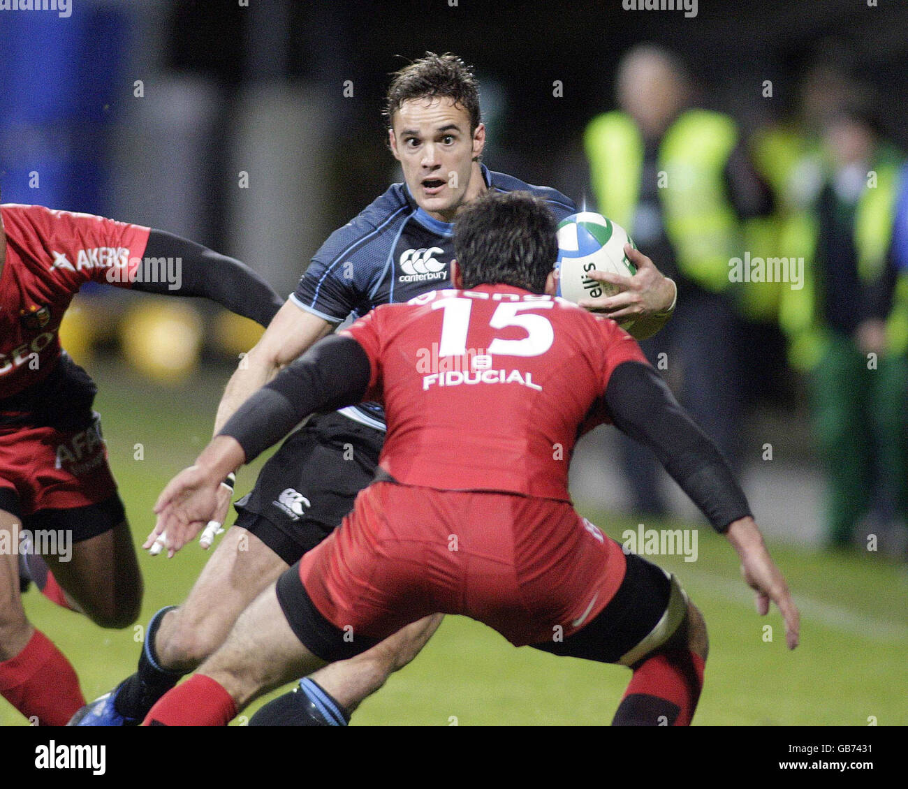 Rugby Union - Heineken Cup - Glasgow Warriors gegen Toulouse - Firhill Arena. Thom Evans (Mitte) aus Glasgow wurde während des Heineken Cup-Spiels in der Firhill Arena, Glasgow, von Clement Poitrenaud (vorne) aus Toulouse herausgefordert. Stockfoto