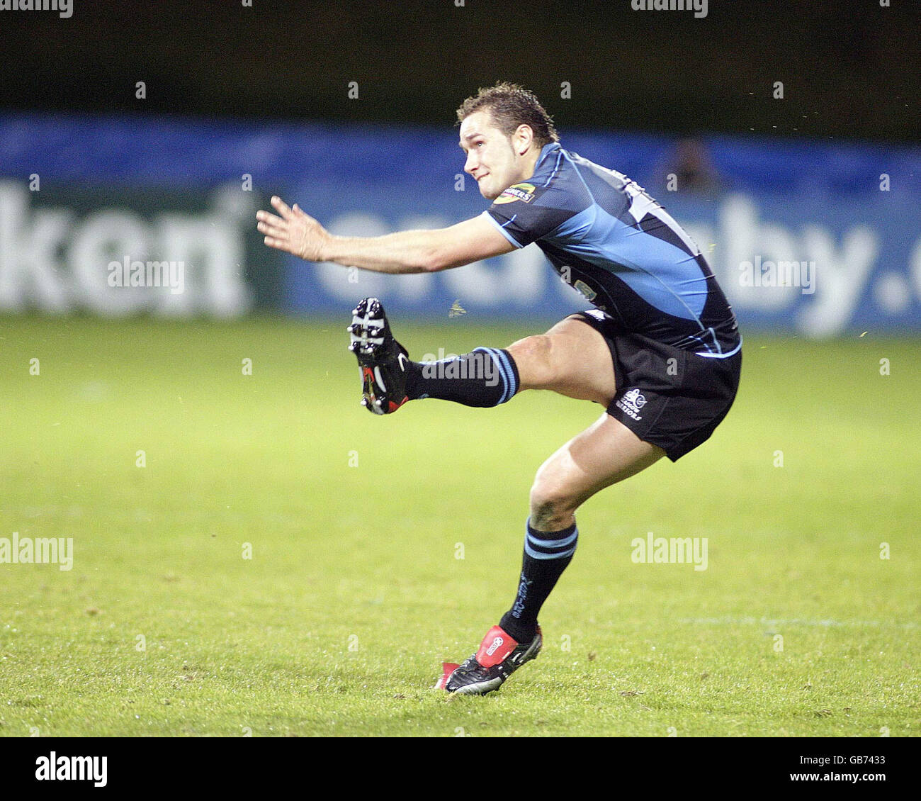 Dan Parks of Glasgow legt beim Heineken Cup Spiel in der Firhill Arena, Glasgow, eine erfolgreiche Elfmeter ab. Stockfoto