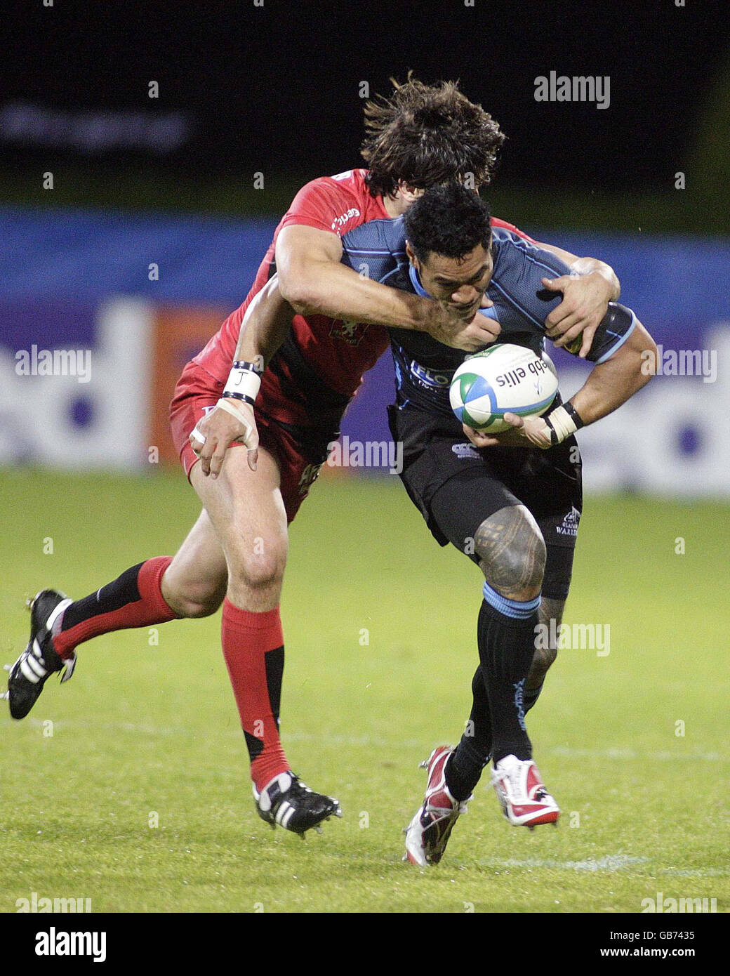 Lome Fa'atau aus Glasgow wurde von David Skrela aus Toulouse während des Heineken Cup-Spiels in der Firhill Arena in Glasgow angegangen. Stockfoto