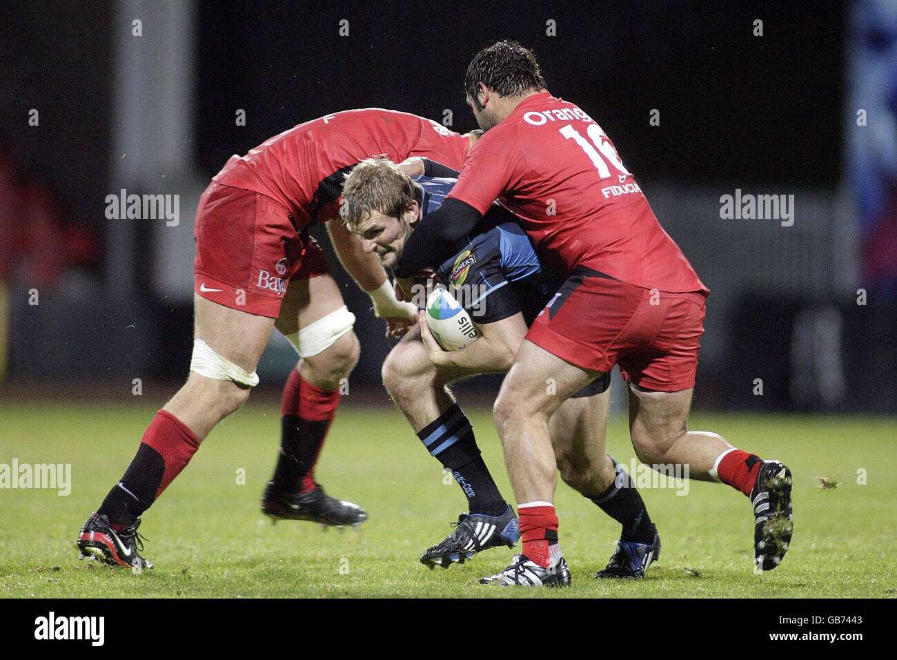 John Barclay aus Glasgow wurde von Fabien Pelous (links) und Alberto Vermet-Basualdo (rechts) aus Toulouse während des Heineken Cup-Spiels in der Firhill Arena, Glasgow, angegangen. Stockfoto