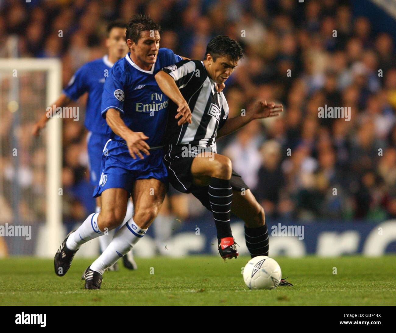 Fußball - UEFA Champions League - Gruppe G - Chelsea gegen Besiktas. Chelseas Frank Lampard und Besiktas' Daniel Gabriel Pancu kämpfen um den Ball Stockfoto