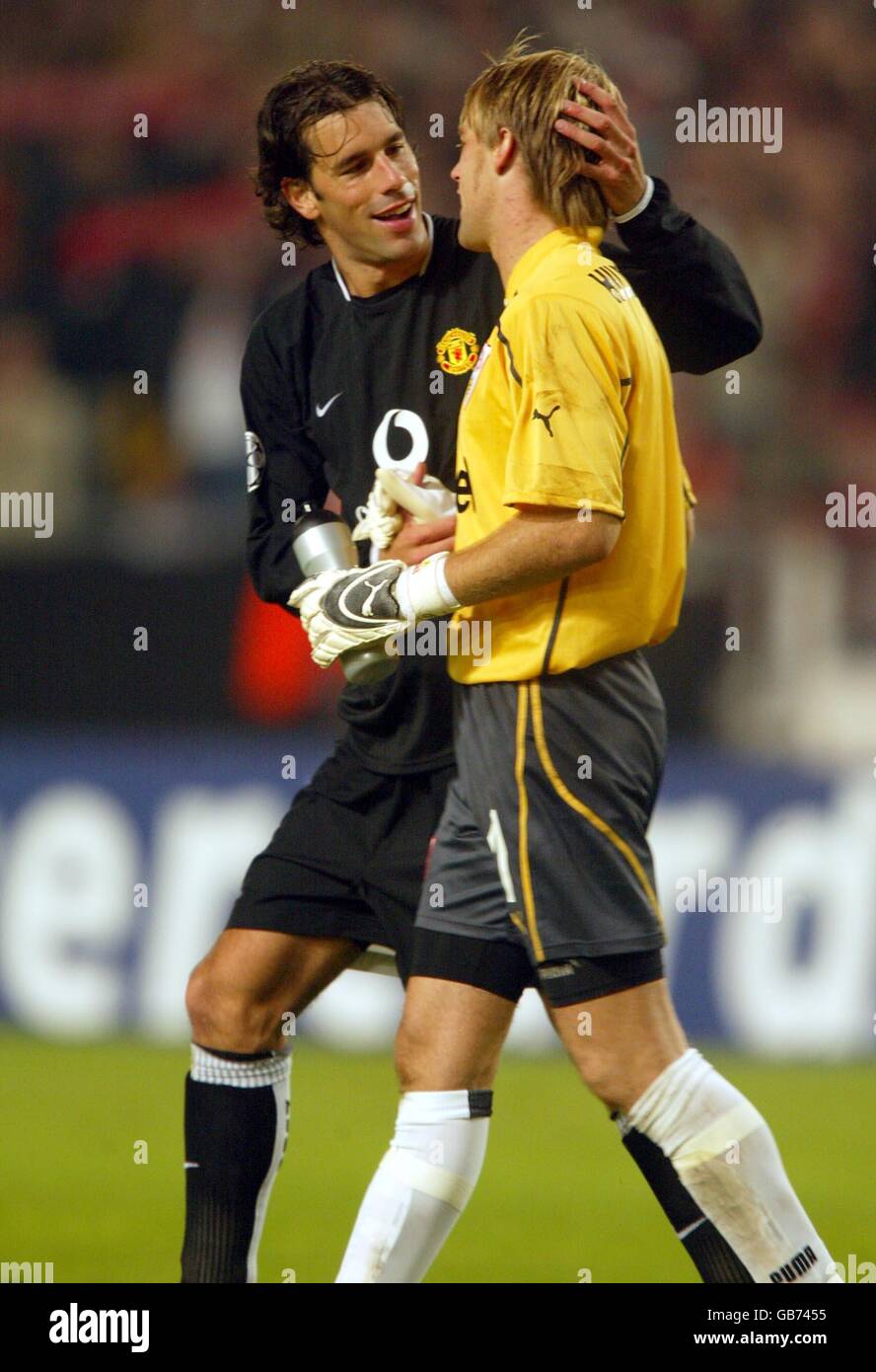 Fußball - UEFA Champions League - Gruppe E - VFB Stuttgart / Manchester United. Ruud van Nistelrooy von Manchester United tritt beim Schlusspfiff mit dem Stuttgarter Torwart Timo Hildebrand von VFB an Stockfoto