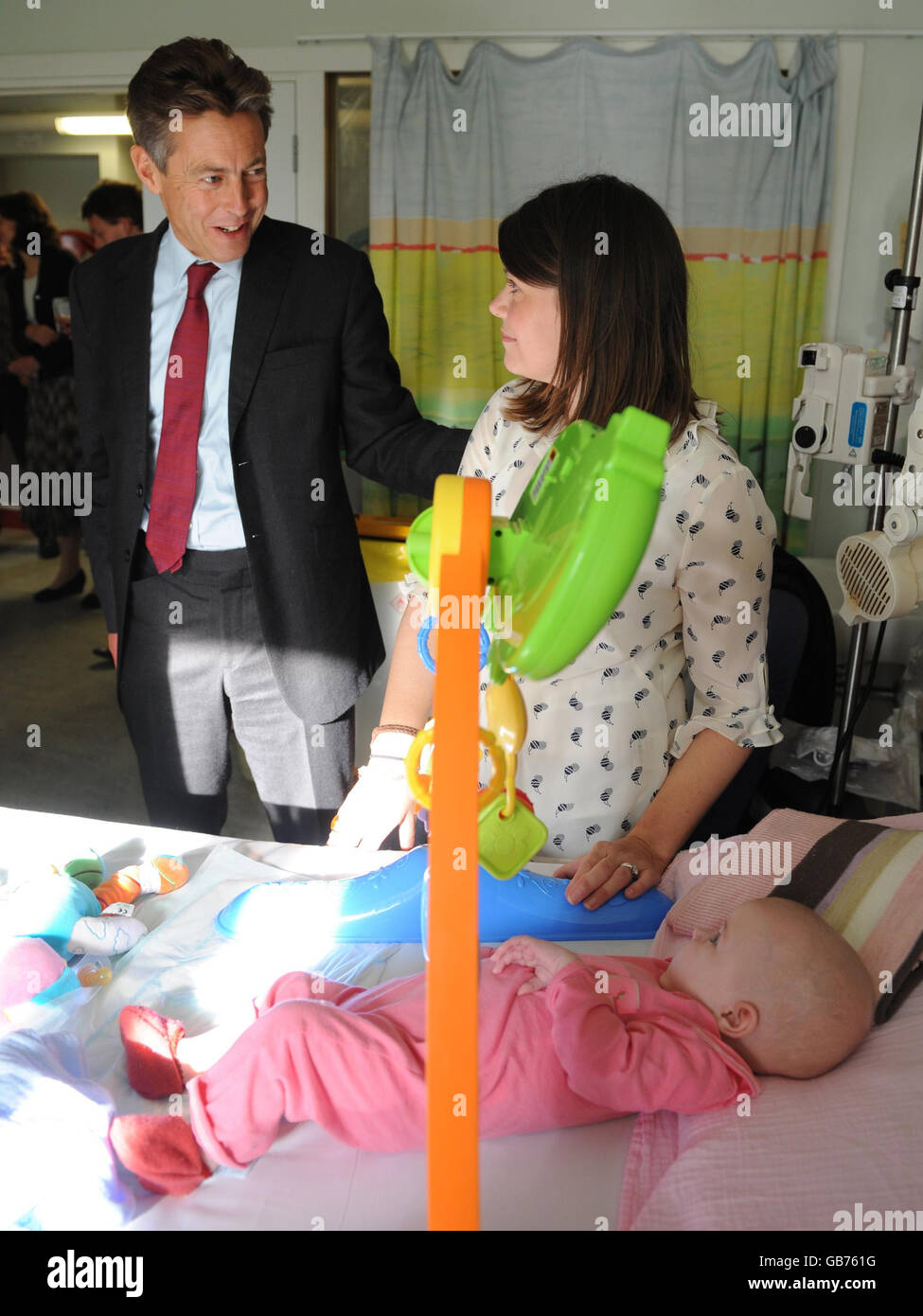 Gesundheitsminister Ben Bradshaw besucht die 6 Monate alte Emily Smith und ihre Mutter Jane im Great Ormond Street Hospital in London. Stockfoto
