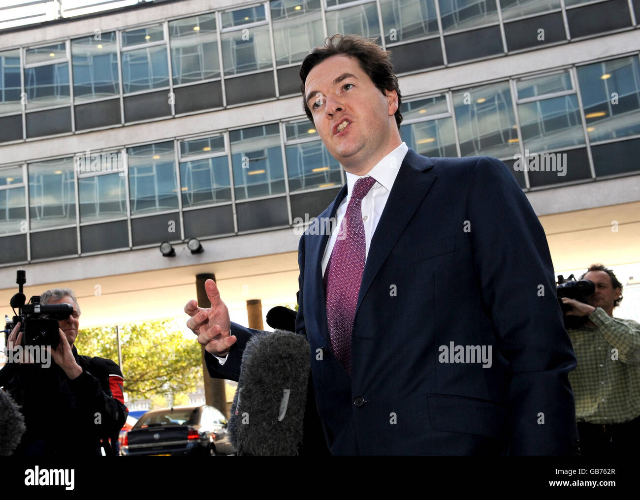 Schattenkanzler George Osborne spricht vor dem konservativen Hauptquartier in London, wo er sagte, er habe weder Geld für seine Partei von einem russischen Milliardär verlangt noch erhalten. Stockfoto
