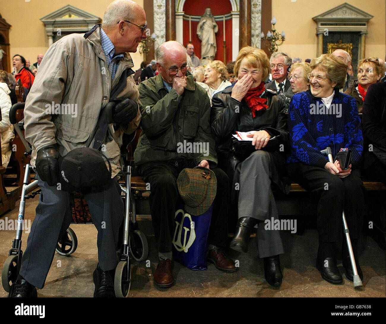 Mitglieder von Age Action Ireland und seine Anhänger versammelten sich in St. Andrew's Church Westland Row im Zentrum von Dublin, nachdem die irische Regierung heute wegen umstrittener Pläne zur Abschaffung der automatischen kostenlosen Gesundheitsversorgung für die über 70er Jahre in einen Abriss gezwungen wurde. Stockfoto