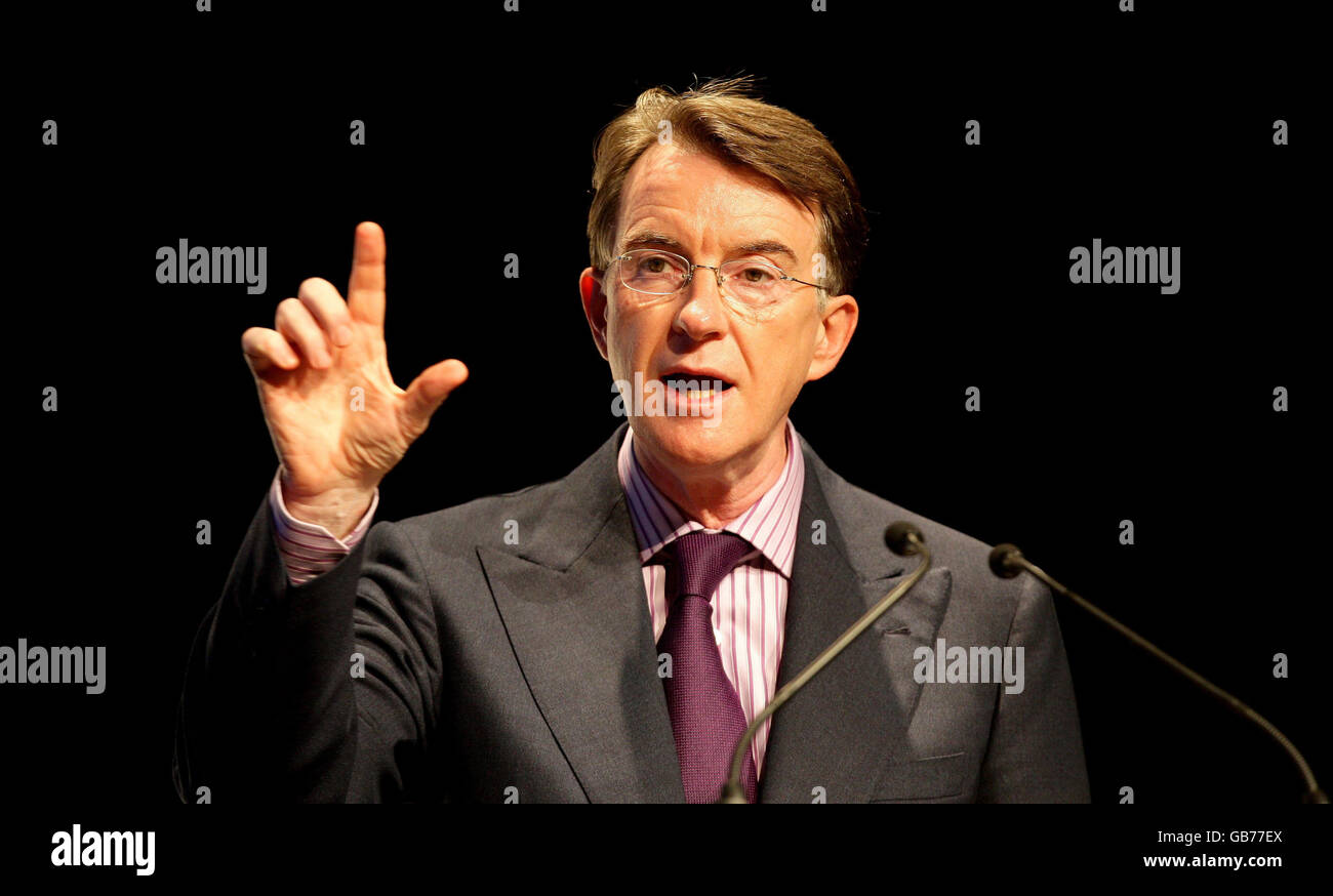 Wirtschaftsminister Peter Mandelson spricht auf der Konferenz zur Erneuerung und Erneuerung des Nordens im Konferenzzentrum Manchester Central in Manchester. Stockfoto