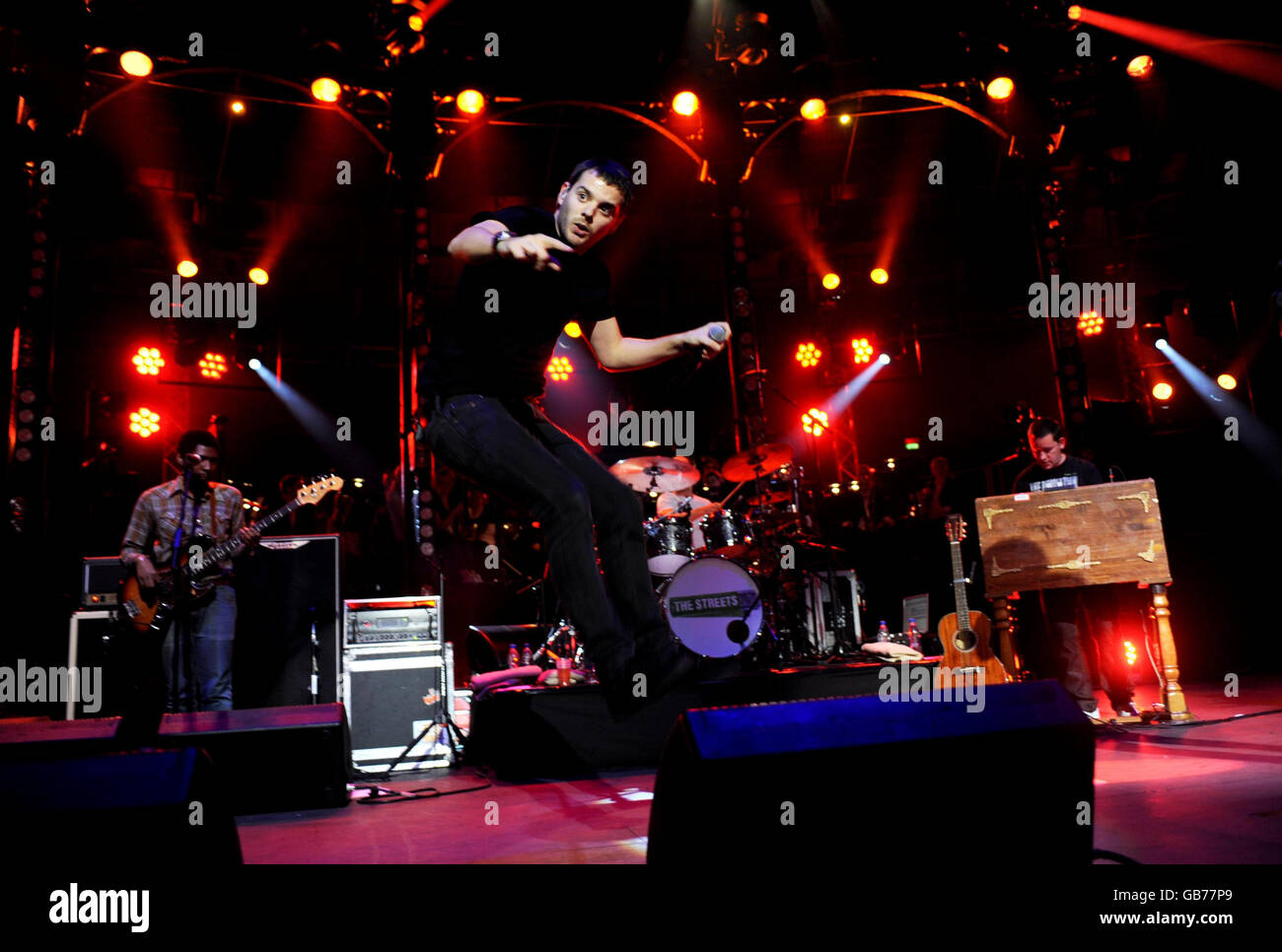 Mike Skinner of the Streets tritt während der BBC Electric Proms 2008 im Roundhouse in Camden Town, Nord-London, auf. Stockfoto