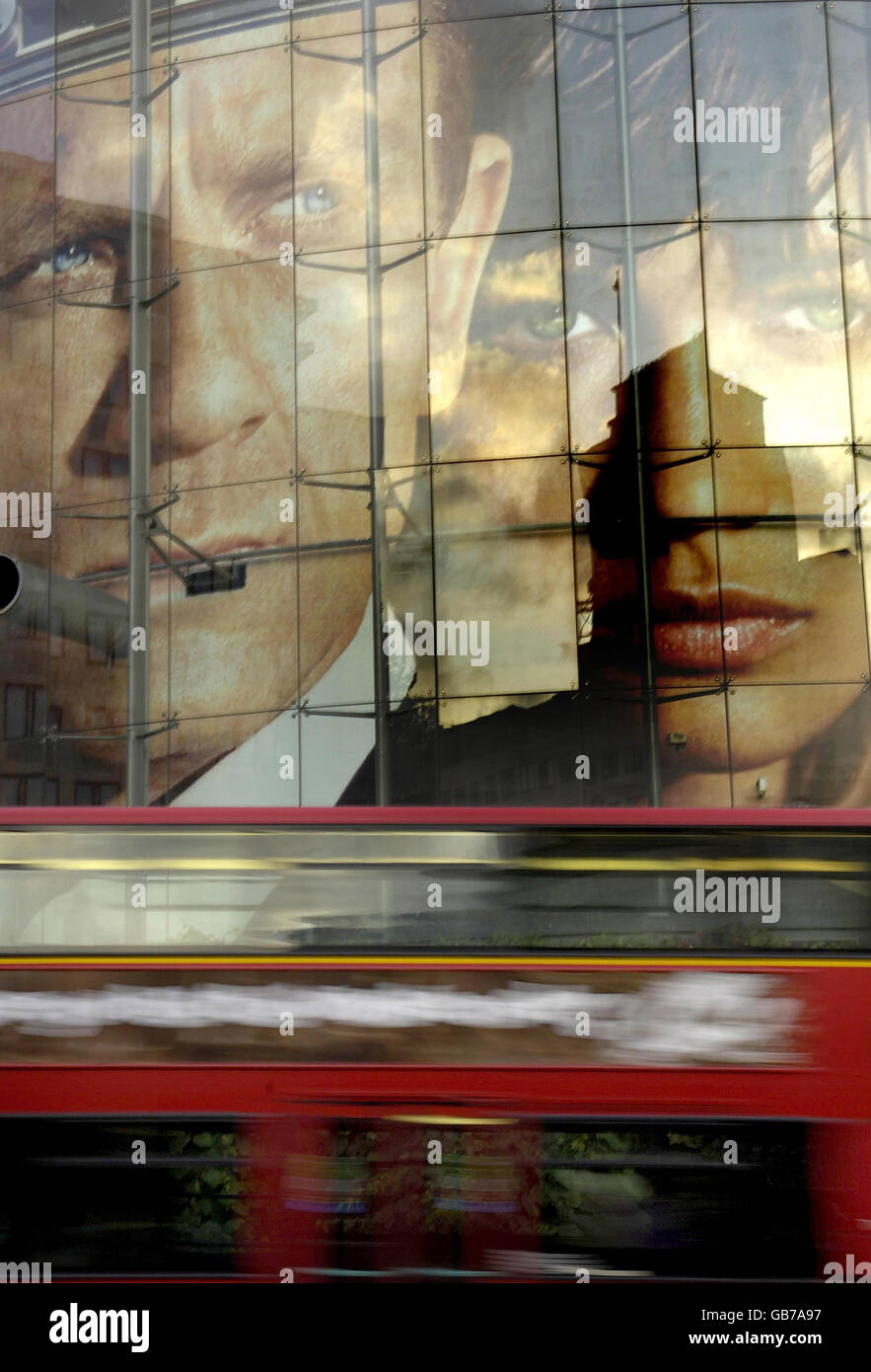 Ein riesiges Plakat, das den neuen James Bond-Film 'Quantum of Solace' im IMAX-Kino in London wirbt. Stockfoto