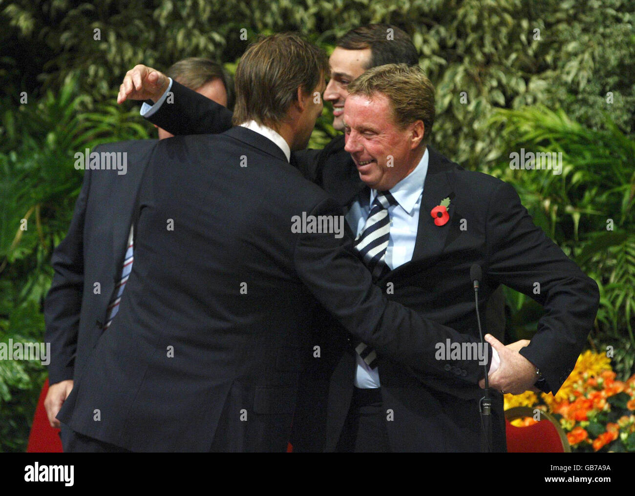 Der neue Portsmouth FC Manager Tony Adams (links) umarmt seinen Vorgänger Harry Redknapp in Portsmouth Guildhall in Hampshire. Stockfoto