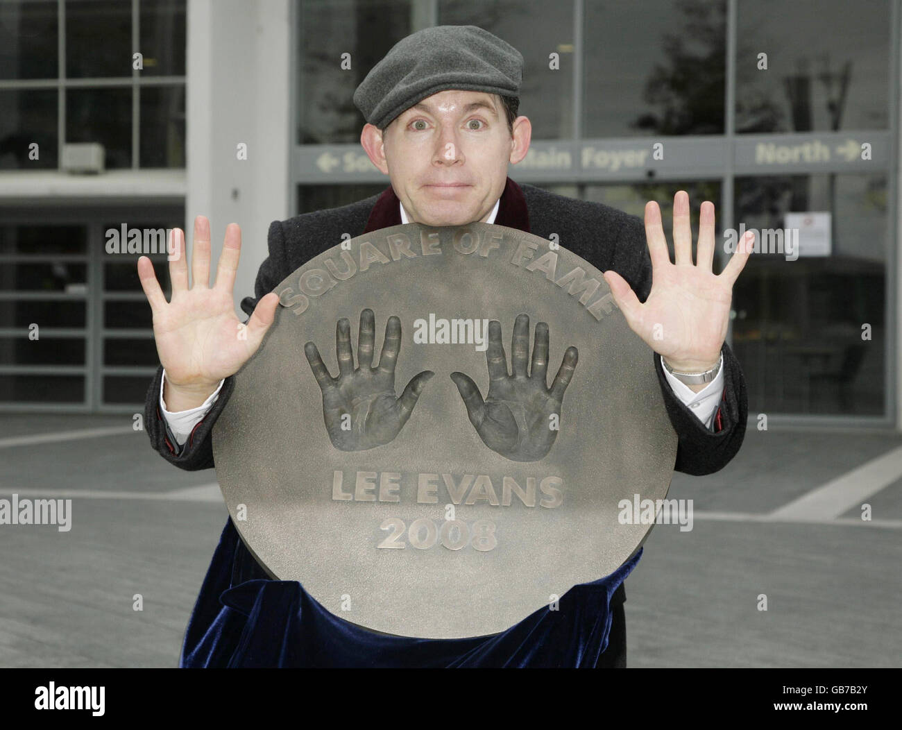 Komiker Lee Evans bei der Enthüllung seiner Square of Fame-Handprints auf dem Wembley Square im Norden Londons. Stockfoto