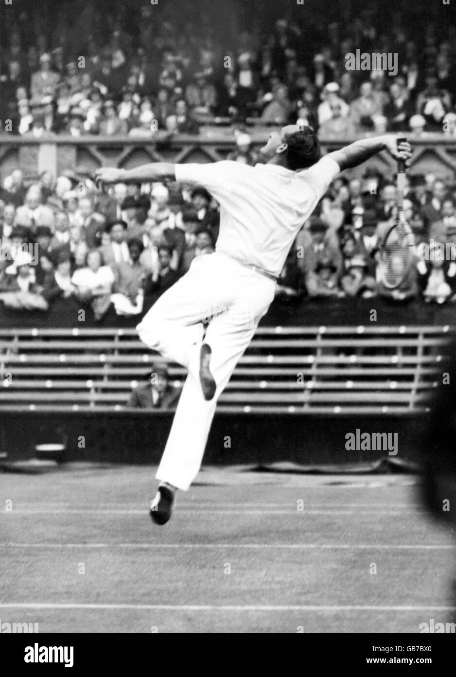 Tennis - Wimbledon Championships. Enrique Maier greift zurück, um zu zerschlagen Stockfoto