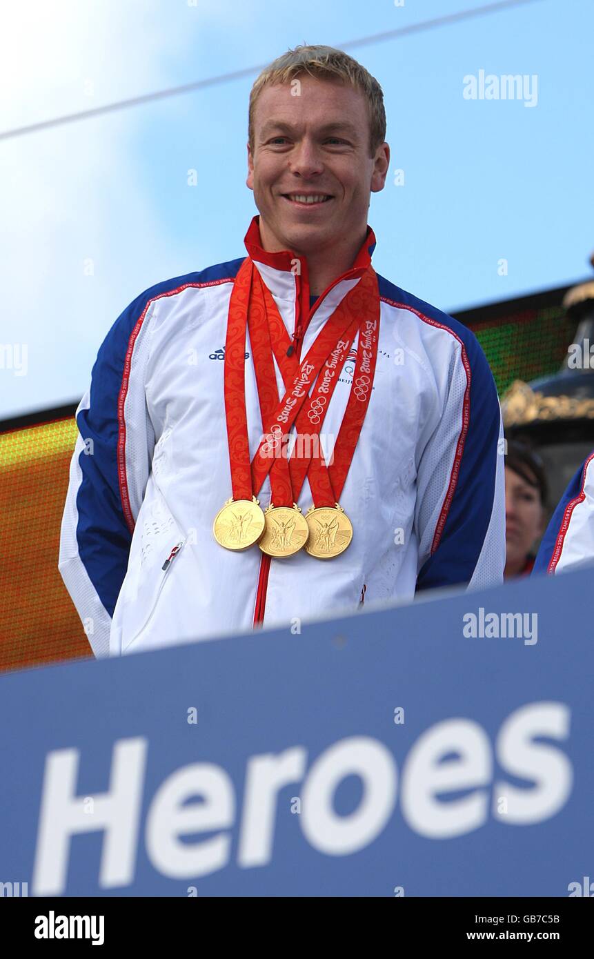 Der dreifache Goldmedaillengewinner Chris Hoy zeigt seine Medaillen auf Der Festwagen während der Team GB Homecoming Parade in Im Zentrum Von London Stockfoto
