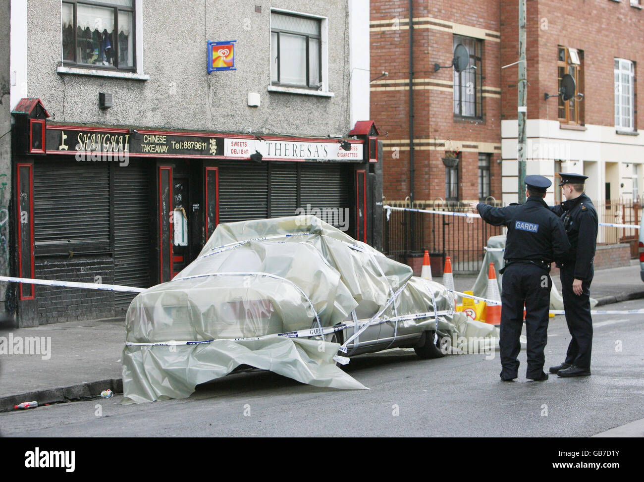 Gardai an der Szene, an der ein 24-jähriger Mann namens Gavin McCarthy in der Sheriff Street in Dublin getötet wurde. Stockfoto