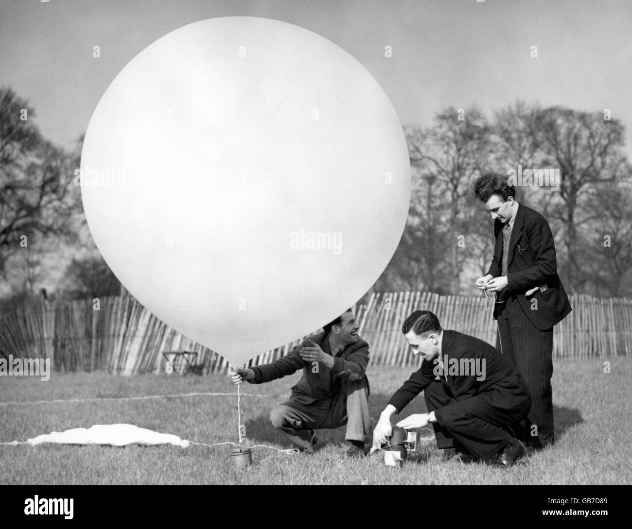 Beamte der Royal Meteorological Society schließen sich einem Funkgerät an, das zu einem Ballon sendet, um die Wetterbedingungen auf 30,000 Fuß über der Erde zu testen, als Teil des 100. Jahrestages der Gesellschaft. Stockfoto