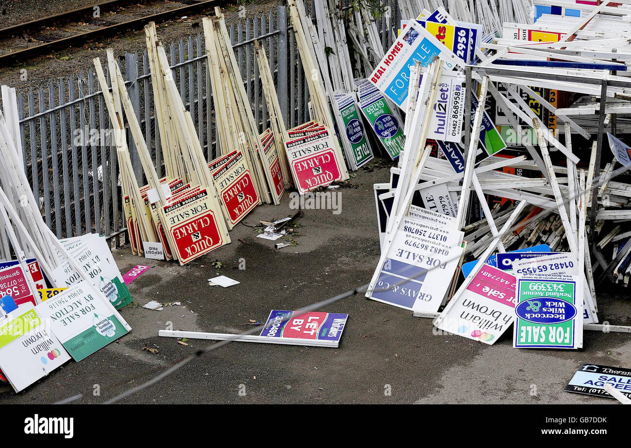 Heute stapelten sich in einem Hof in Hull Immobilienmakler-Boards. Stockfoto