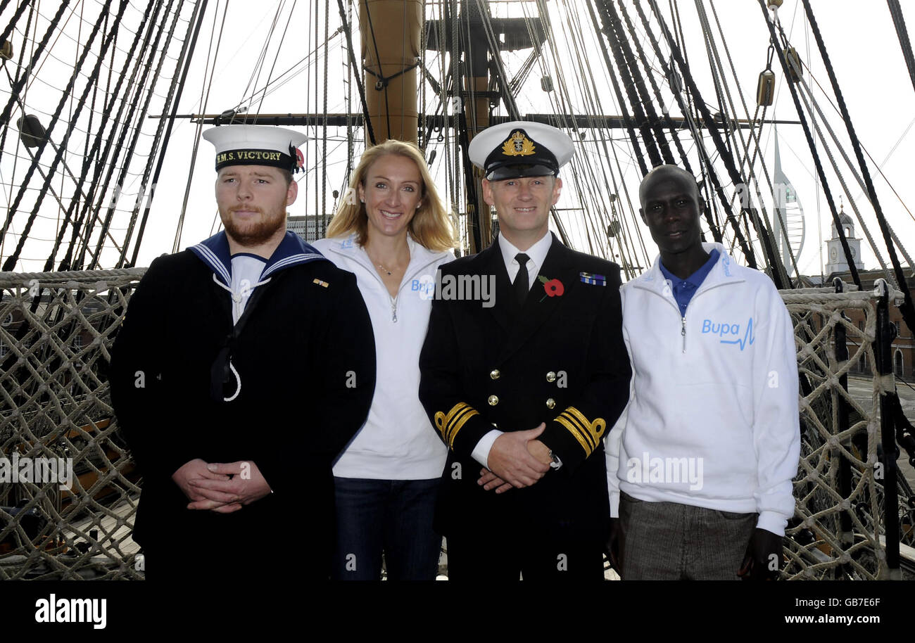 Paula Radcliffe und Luke Kibet (rechts) mit dem Kapitän der HMS Victory während einer Pressekonferenz im HMS Victory, Portsmouth. Stockfoto