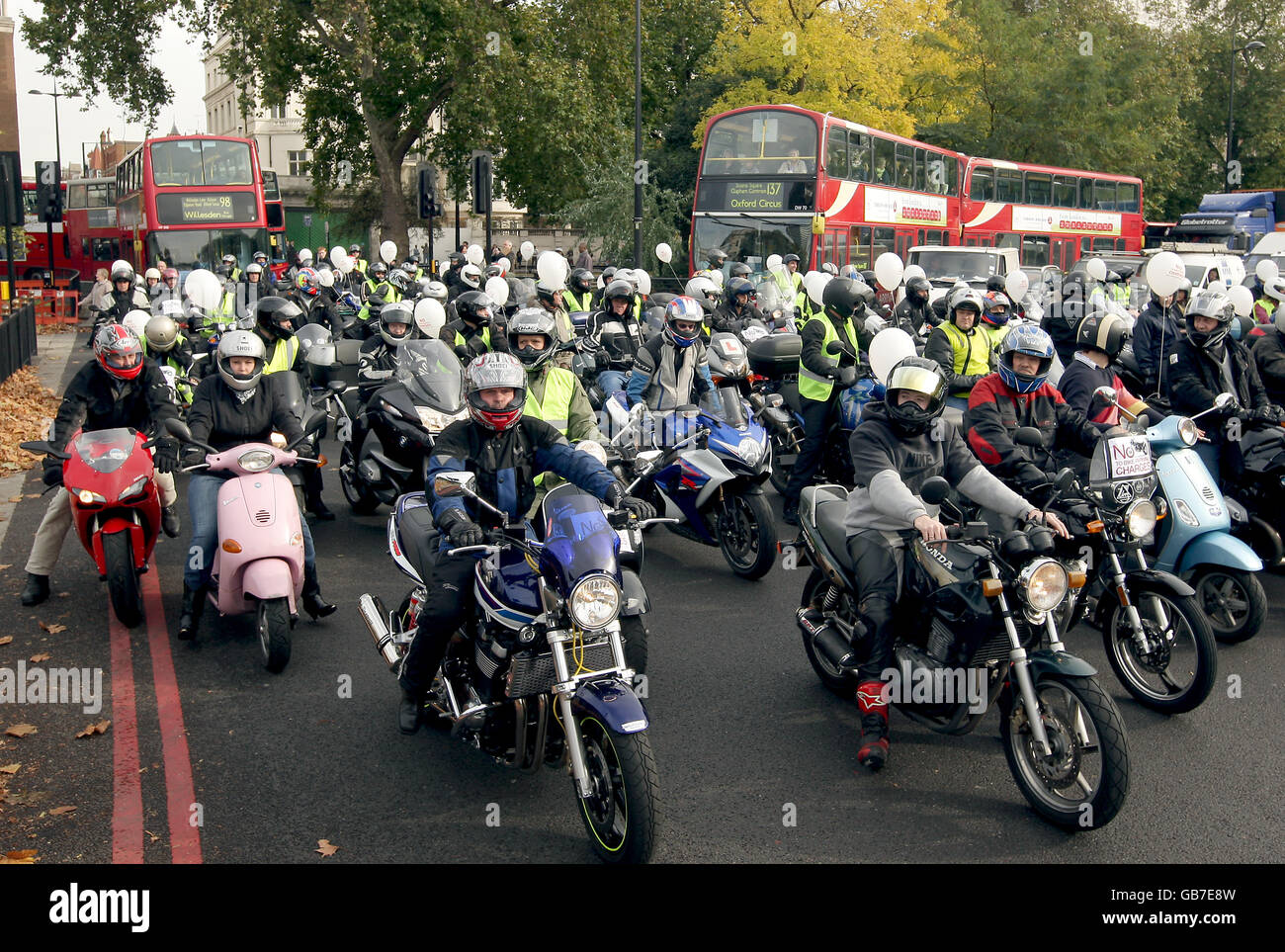 Demonstranten, die mit Motorrädern und Motorrollern fahren, blockieren den Verkehr am Marble Arch-Knotenpunkt in London, um gegen die Einführung von Parkgebühren für Fahrräder durch den Westminster Council zu protestieren. Stockfoto