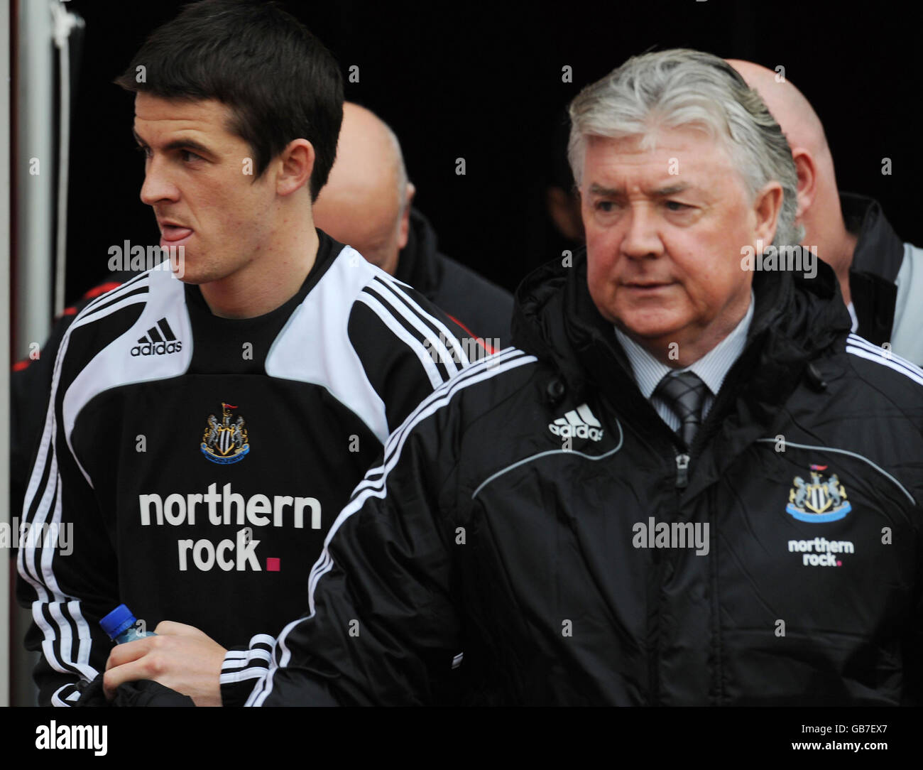 Newcastle-Manager Joe Kinnear und Joey Barton (links) vor dem Spiel der Barclays Premier League im Stadium of Light, Sunderland. Stockfoto