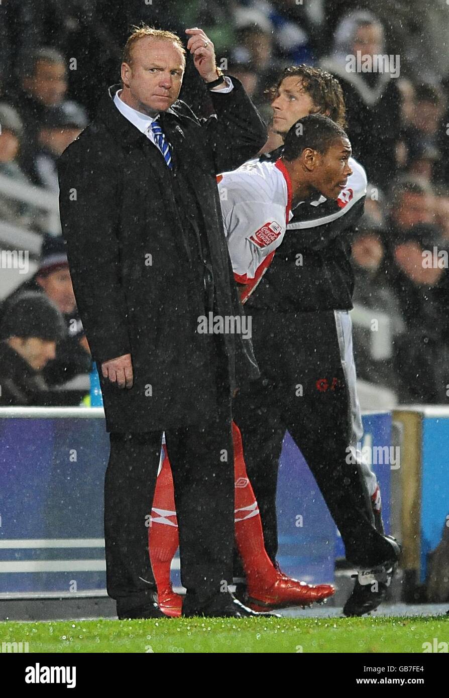 Fußball - Coca-Cola Football Championship - Queens Park Rangers gegen Birmingham City - Loftus Road. Birmingham City Manager Alex McLeish (links) mit Stürmer Marcus Bent (Mitte) auf der Touchline. Stockfoto