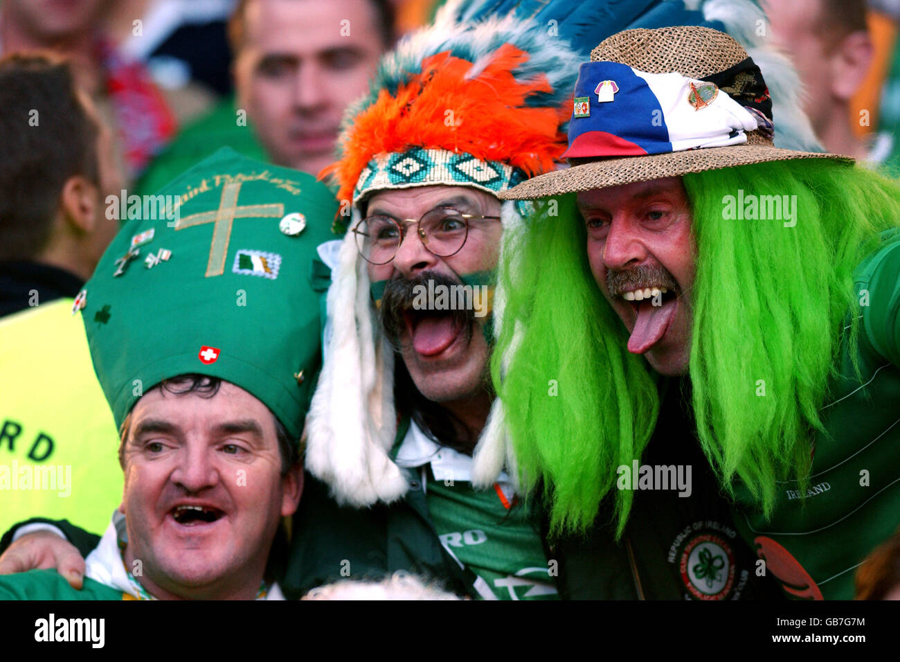 Irische Fans genießen die Atmosphäre vor dem Spiel Mit der Schweiz Stockfoto