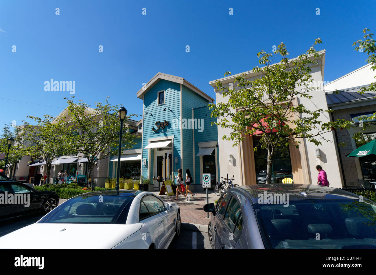 Reihe von Geschäften im Dorf im Park Royal Shopping Center, Vancouver, Britisch-Kolumbien, Kanada Stockfoto