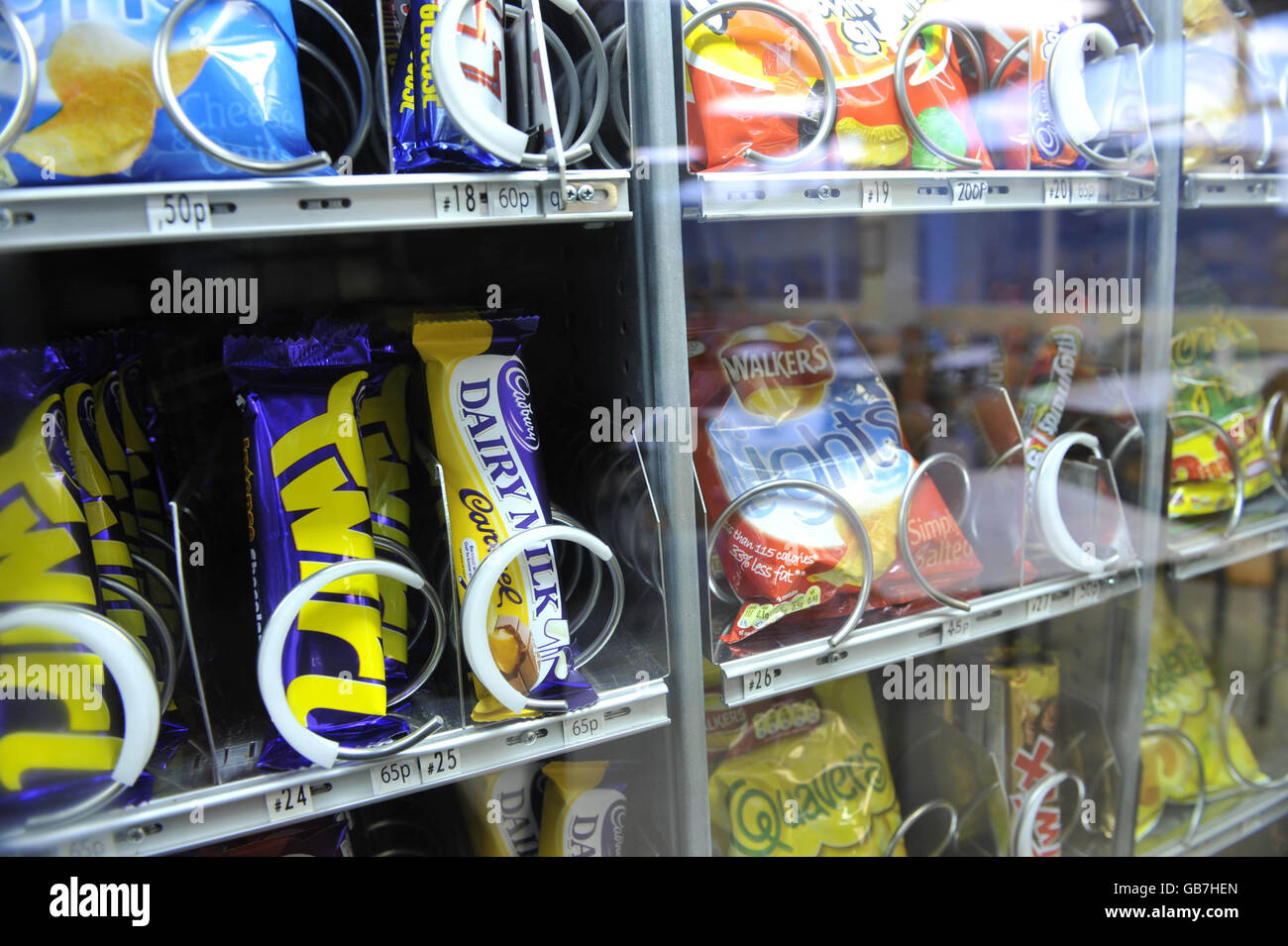 Ein ungesunder Automaten mit zuckerhaltigen Süßigkeiten, Schokolade und Chips in einem walisischen Krankenhaus. Stockfoto