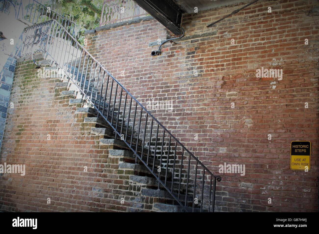 Historische Stufen zu erklimmen, auf eigene Gefahr Stockfoto