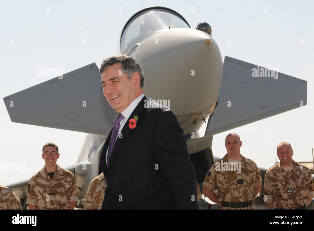 Premierminister Gordon Brown trifft auf dem Al Dhaffra Air Base in Abu Dhabi RAF-Servicemitarbeiter von 11 Squadron, die den neuen Typhoon-Kampfjet fliegen. Stockfoto