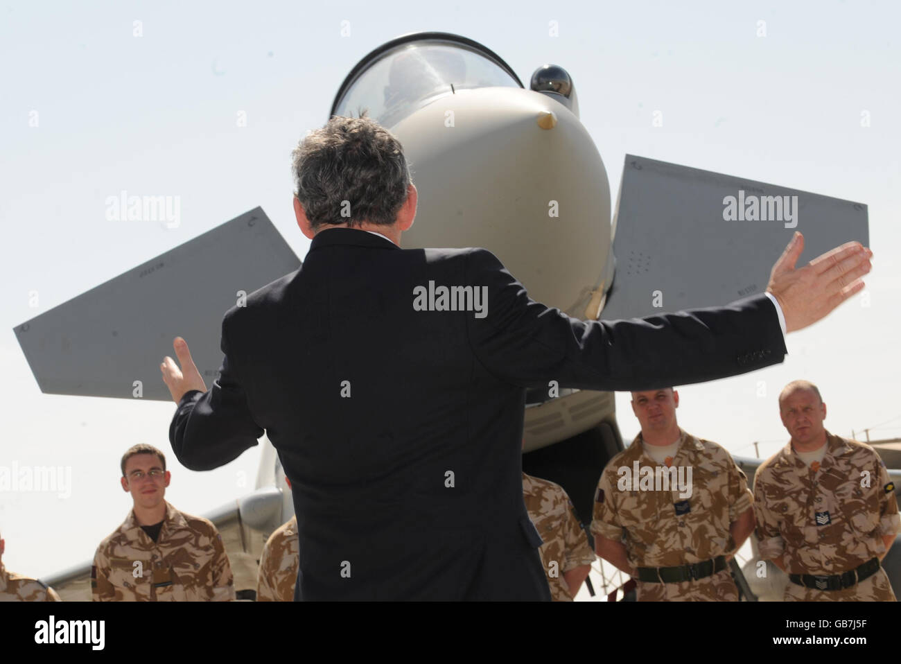 Premierminister Gordon Brown trifft auf dem Al Dhaffra Air Base in Abu Dhabi RAF-Servicemitarbeiter von 11 Squadron, die den neuen Typhoon-Kampfjet fliegen. Stockfoto