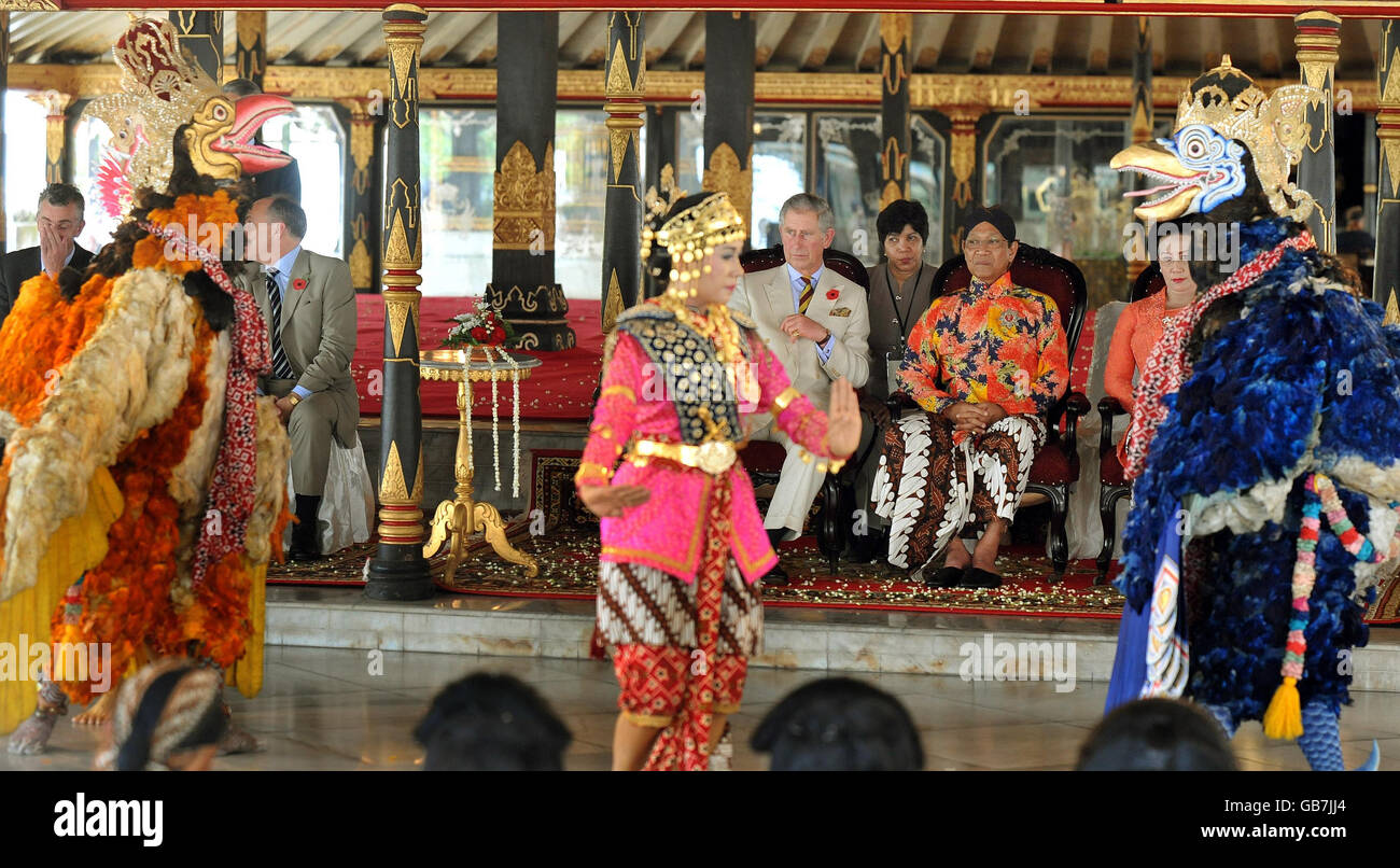 Der Prinz von Wales sitzt zusammen mit seiner Exzellenz Sri Sultan Hamengkubuwono X, während sie einen traditionellen Tanz beobachten, bei dem zwei Prinzessinnen um die Liebe eines Königs wetteifern, im Kraton Palace, der ehemaligen königlichen Hauptstadt von Yogyakarta Indonesia. Stockfoto