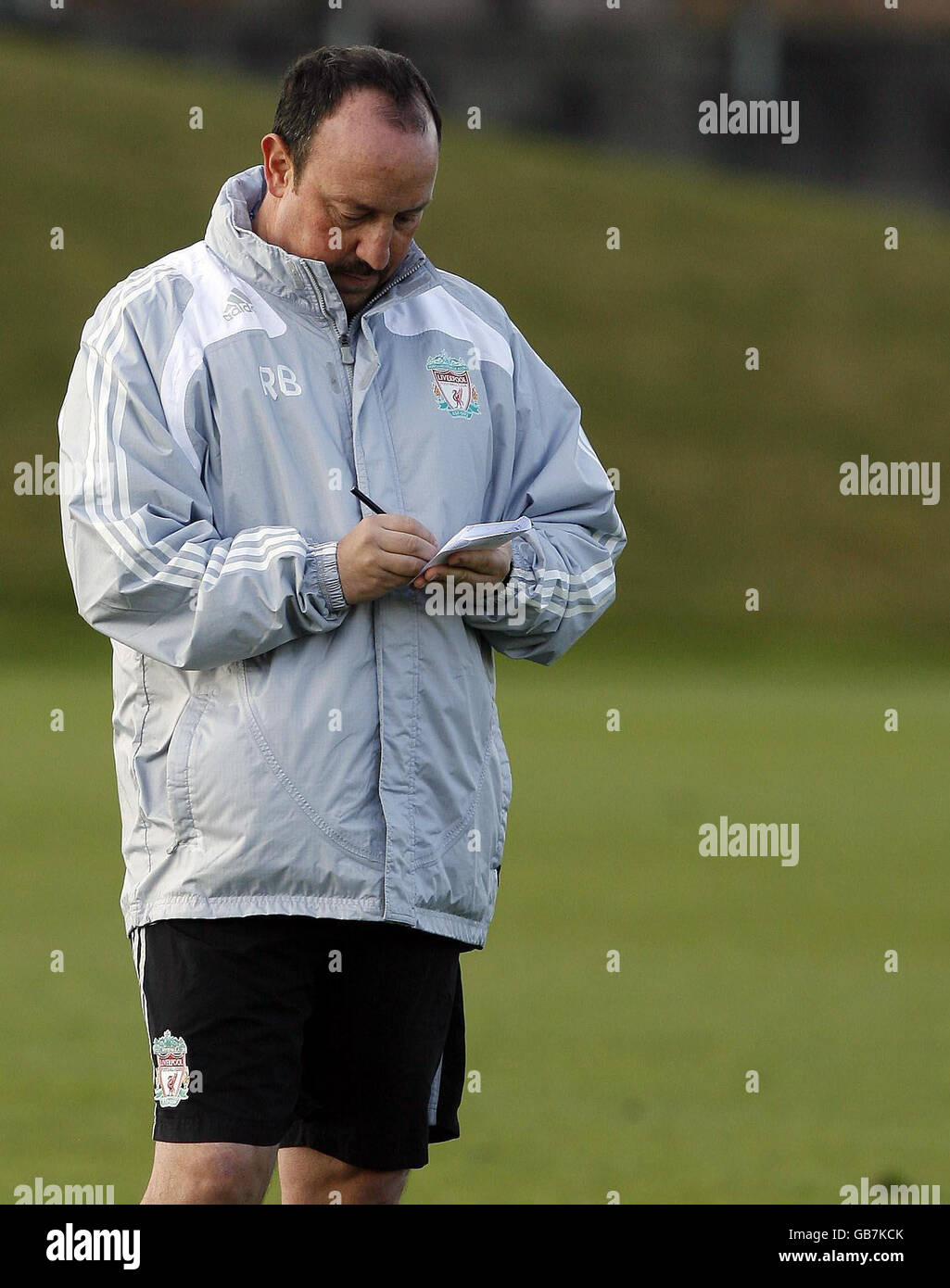 Fußball - UEFA Champions League - Viertelfinale - Erstes Teilstück - Liverpool gegen Chelsea - Liverpool Training - Melwood. Liverpool-Manager Rafael Benitez während einer Trainingseinheit auf dem Melwood Training Ground, Liverpool. Stockfoto