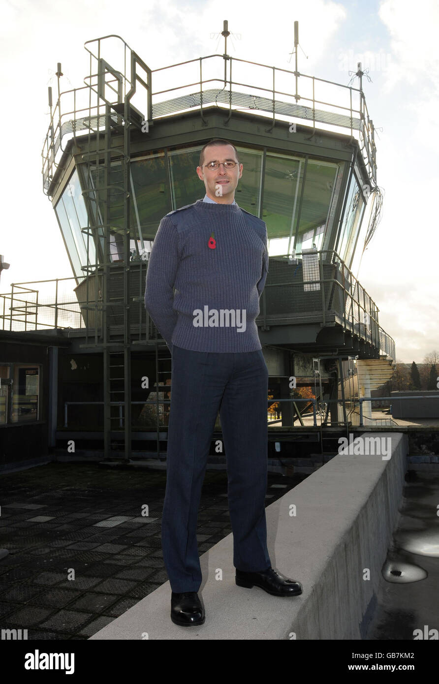 Radarkontroller Sergeant Richard Eggleton steht neben dem Kontrollturm bei RAF Linton-on-Ouse in der Nähe von York. Richard Eggleton war Teil des Teams, das einen Piloten zurück in Sicherheit brachte, der nach einem Familienurlaub mit einem leichten Flugzeug aus den Augen verlor. Stockfoto