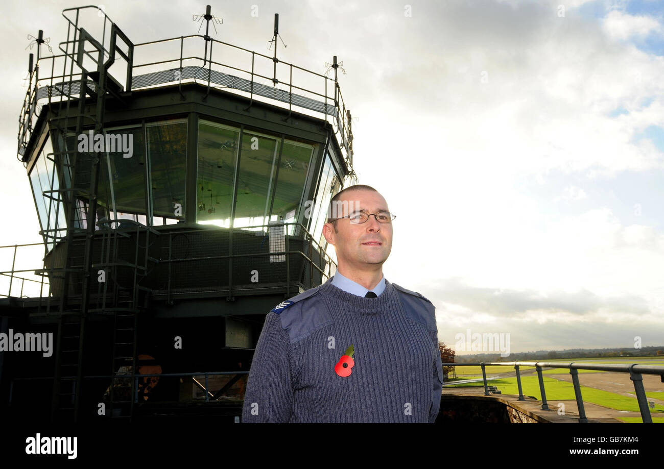 Radarkontroller Sergeant Richard Eggleton steht neben dem Kontrollturm bei RAF Linton-on-Ouse in der Nähe von York. Richard Eggleton war Teil des Teams, das einen Piloten zurück in Sicherheit brachte, der nach einem Familienurlaub mit einem leichten Flugzeug aus den Augen verlor. Stockfoto