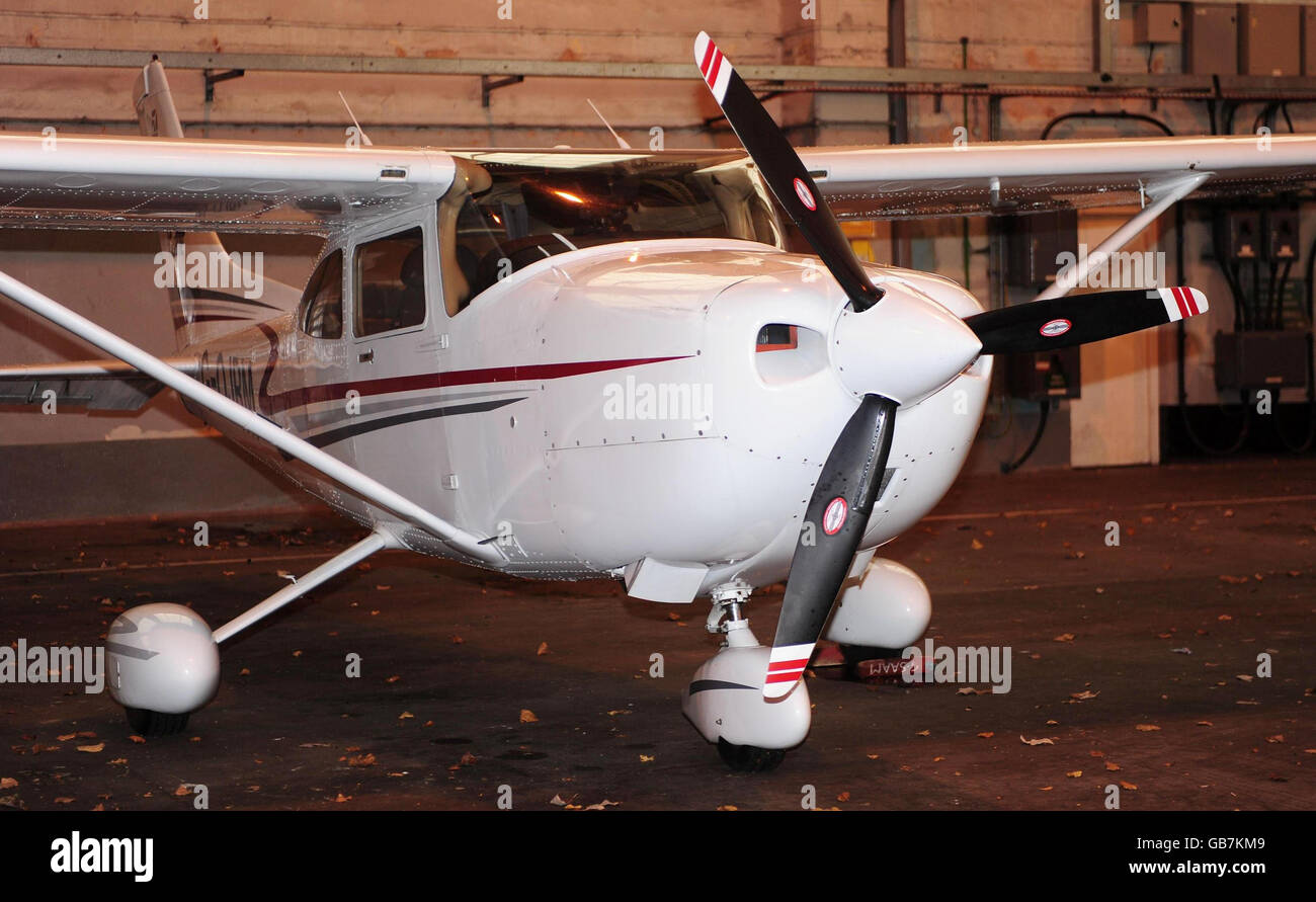 Das Cessna-Flugzeug eines Piloten, der in Sicherheit gebracht werden musste, nachdem er aus einem Familienurlaub ein leichtes Flugzeug aus den Augen verloren hatte. Stockfoto