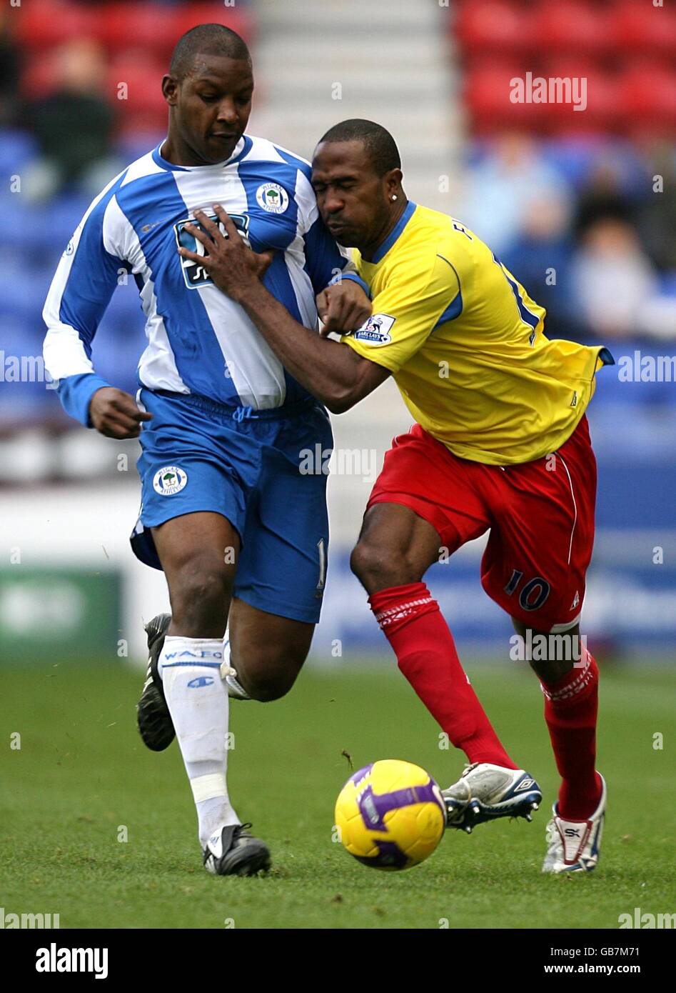Titus Bramble (l) von Wigan Athletic und Ricardo Fuller von Stoke City Kampf um den Ball Stockfoto