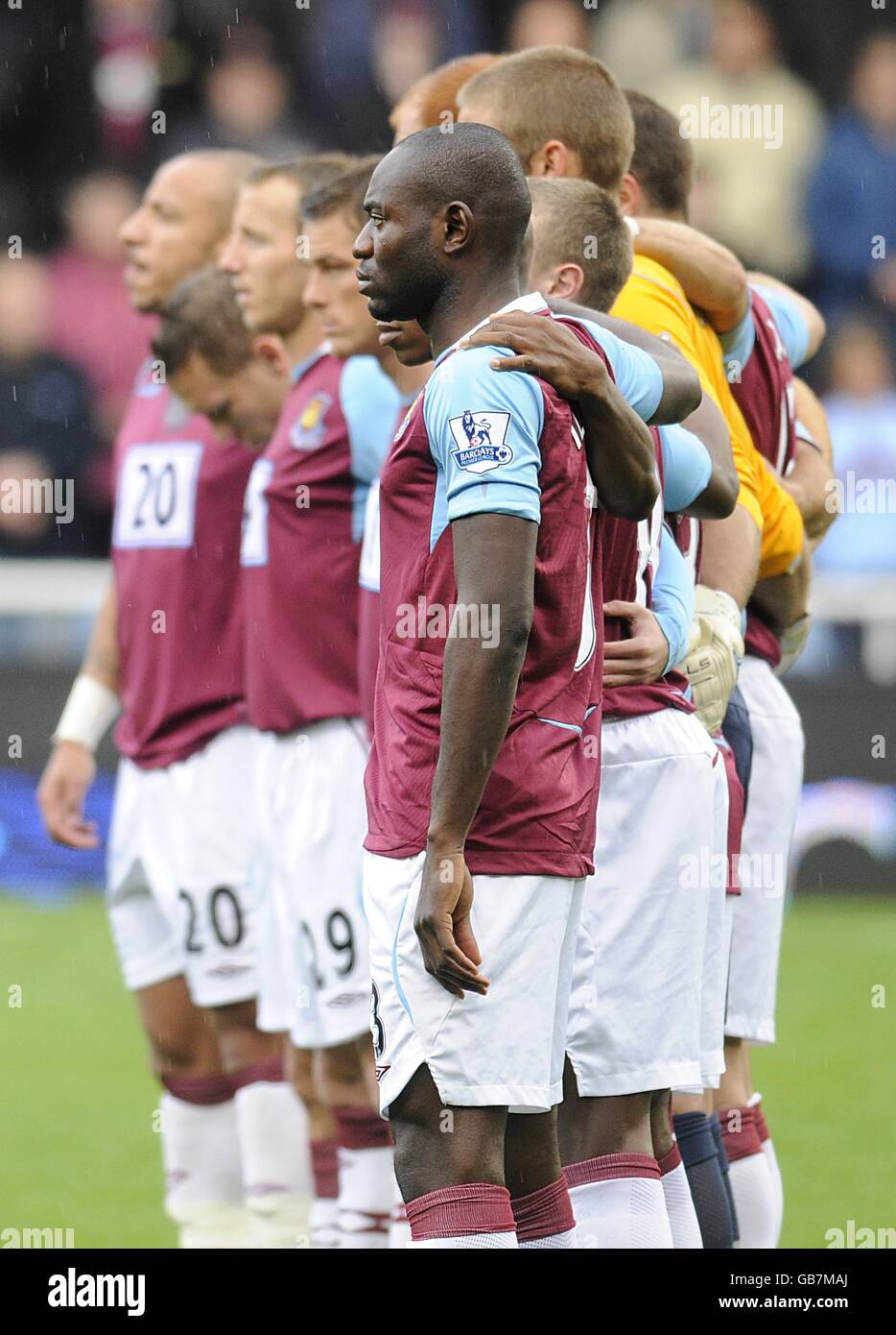 Herita Ilunga von West Ham United trifft sich in einer Schweigeminute mit dem Rest seiner Teamkollegen zum Gedenken an den Gedenktag. Stockfoto