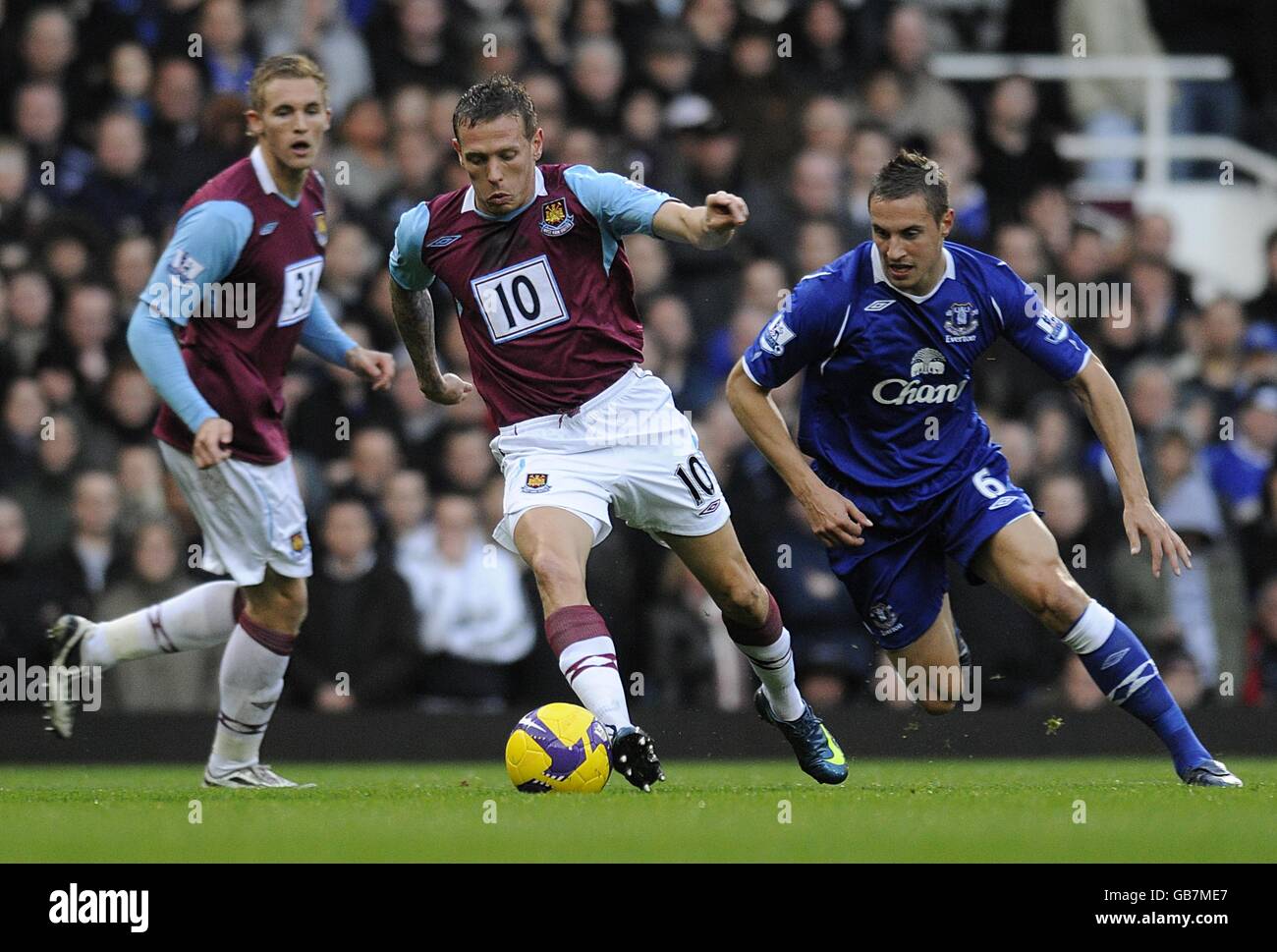 Fußball - Barclays Premier League - West Ham United / Everton - Upton Park. Craig Bellamy von West Ham United (Mitte) vermeidet eine Herausforderung von Phil Jagielka von Everton. Stockfoto