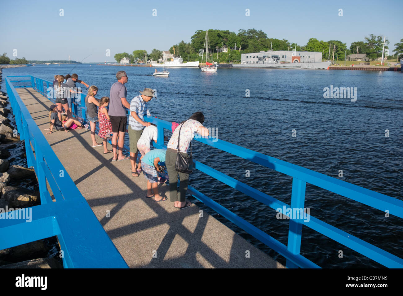 Familien, Angeln im See Muskegon Channel am Staatspark Muskegon, Michigan. Stockfoto