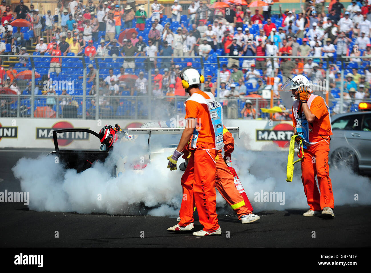 Während des Unterstützungsrennens der Porsche-Super-Cup-Serie vor dem Großen Preis von Europa in Valencia, Spanien, bricht ein Feuer auf der Rückseite eines Autos aus. Stockfoto