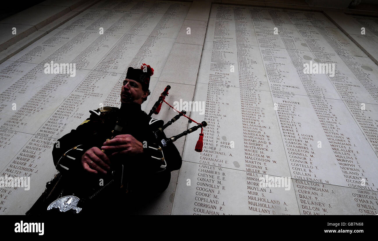 Ein Piper beklagt die Namen tausender britischer und Commonwealth-Soldaten, die im Ersten Weltkrieg nach einem Gedenkgottesdienst am Menin-Tor in Yptes, Belgien, zum 90. Jahrestag des Endes des Ersten Weltkriegs getötet wurden. Stockfoto