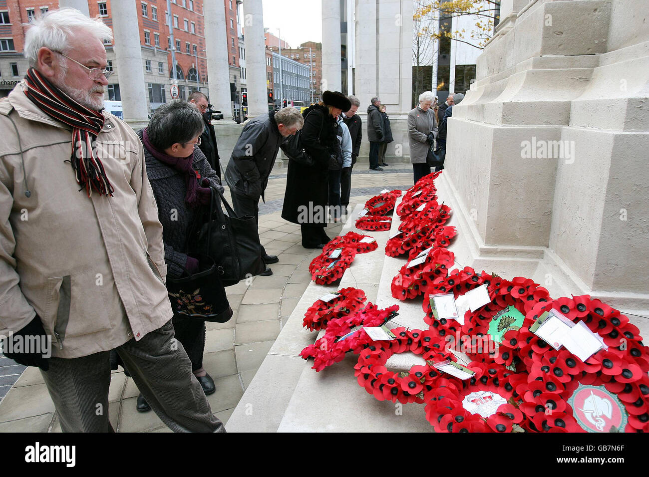 Ehemalige Soldaten und Mitglieder der Öffentlichkeit begehen den 90. Jahrestag des Endes des Ersten Weltkriegs im Rathaus von Belfast. Stockfoto