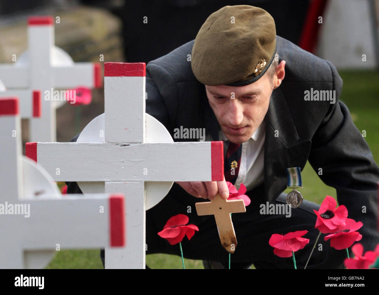 Ehemalige Soldaten versammeln sich, um an diejenigen zu erinnern, die ihr Leben in Konflikten im Krieg von 1939-45 in Edinburghs Garten der Erinnerung gaben. Stockfoto